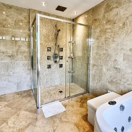 Villa Monze *